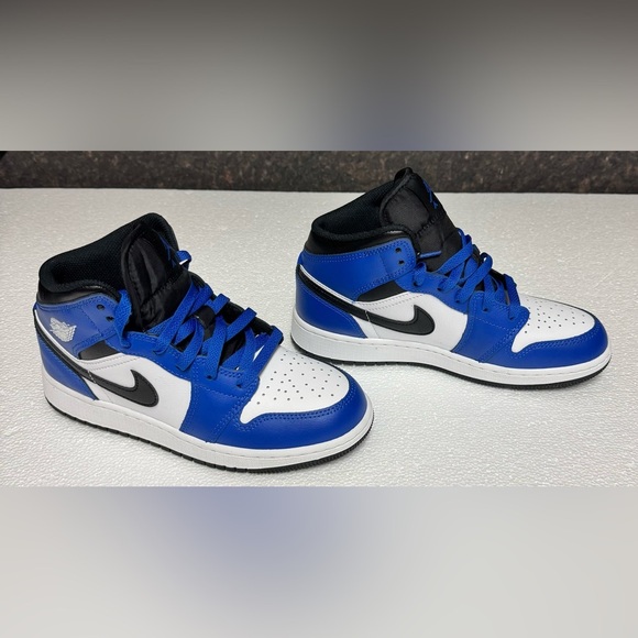 Brand: Nike
Big Kids Air Jordan 1 Mid (GS) - Picture 1 of 8